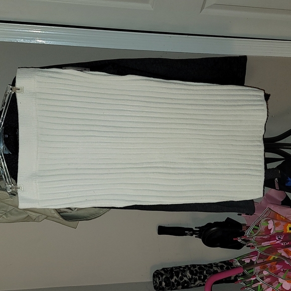 ✨️ 2️⃣ piece Lauren Lane -top with matching skirt✨️ - Picture 3 of 11